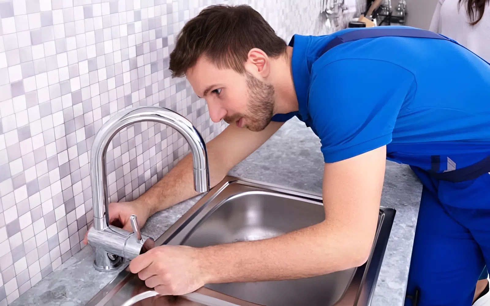 Tháo và vệ sinh vòi bồn rửa chén