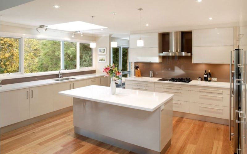 Thêm những nội thất màu nâu để hóa giải khi bếp đối diện bồn rửa chén