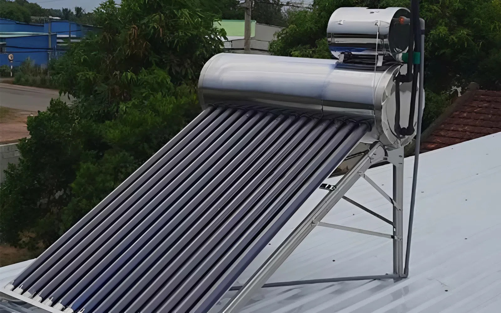 Bồn phụ máy nước nóng năng lượng mặt trời là gì?