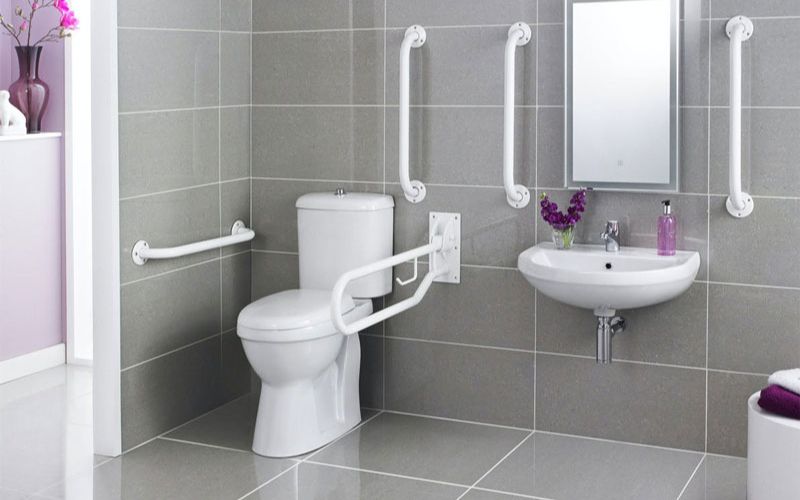 Chọn bồn cầu tích có thể tích hợp tay vịn