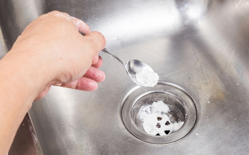 Dùng baking soda để làm mềm các mảng bám 