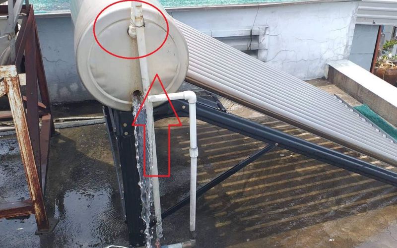 Khắc phục máy nước nóng mặt trời bị rỉ nước do áp suất lớn