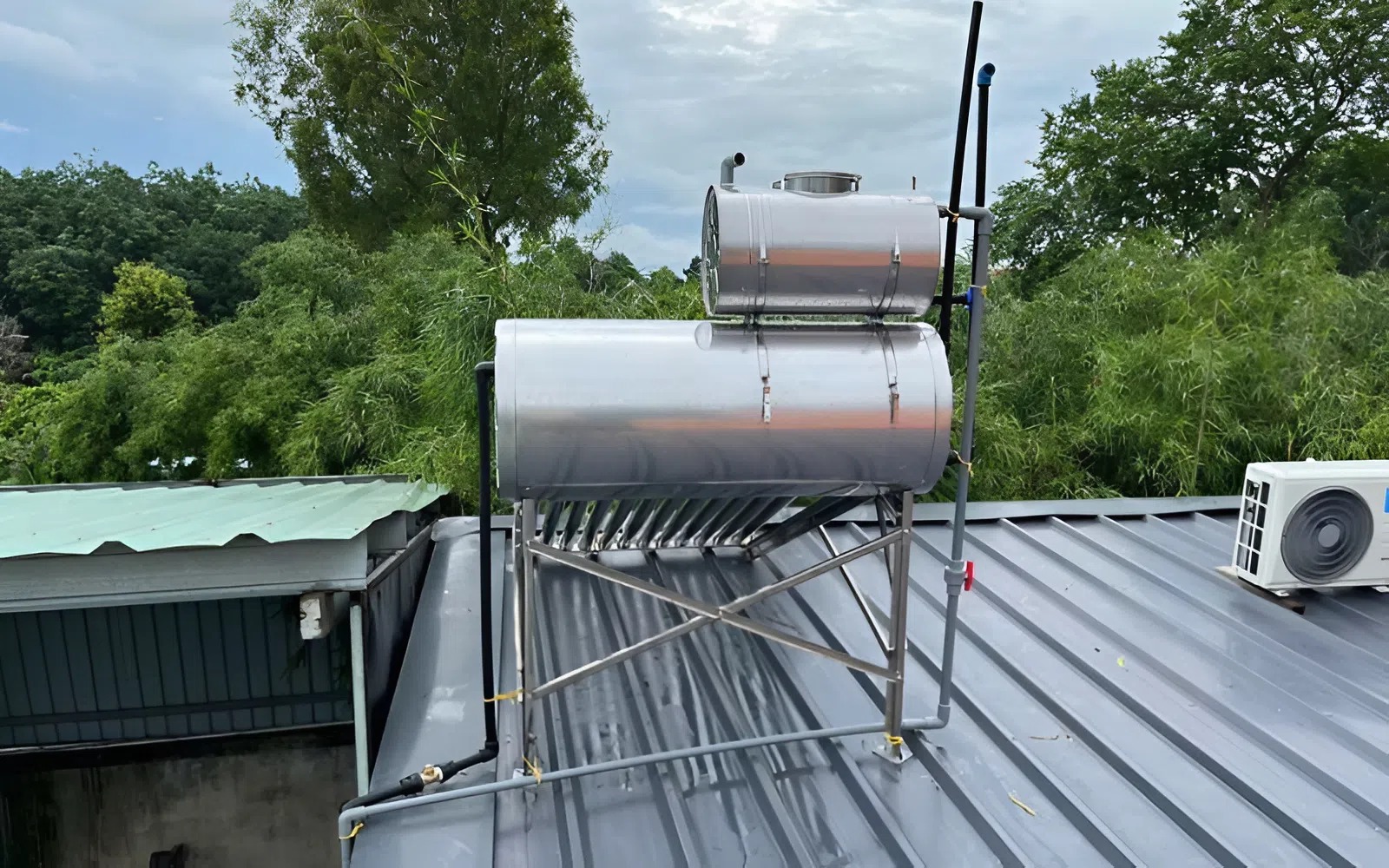 Khi nào cần lắp bình phụ máy nước nóng năng lượng mặt trời 