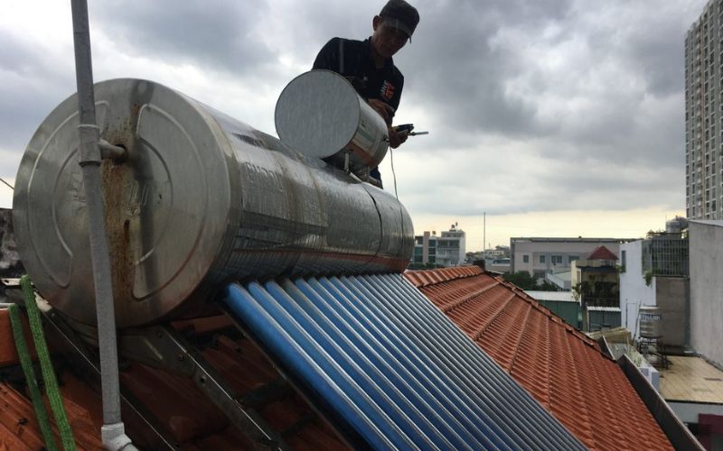 Súc rửa bên trong bình chứa