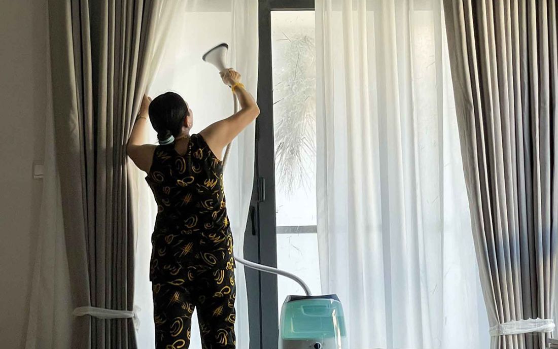 Vệ sinh hoặc thay mới rèm cửa
