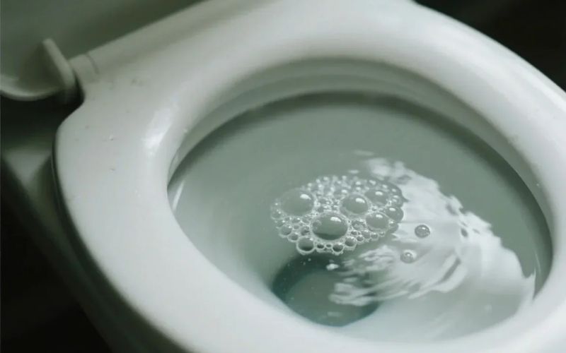 Bồn cầu bị nổi bong bóng có sao không?