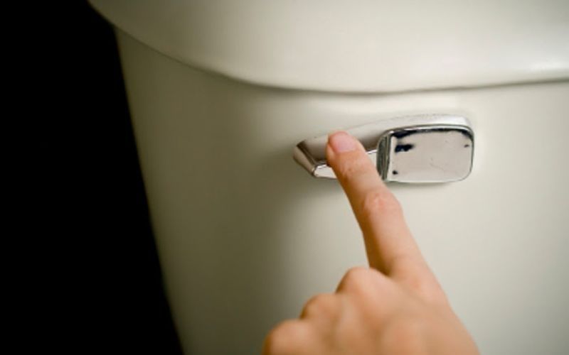 Bồn cầu tay gạt