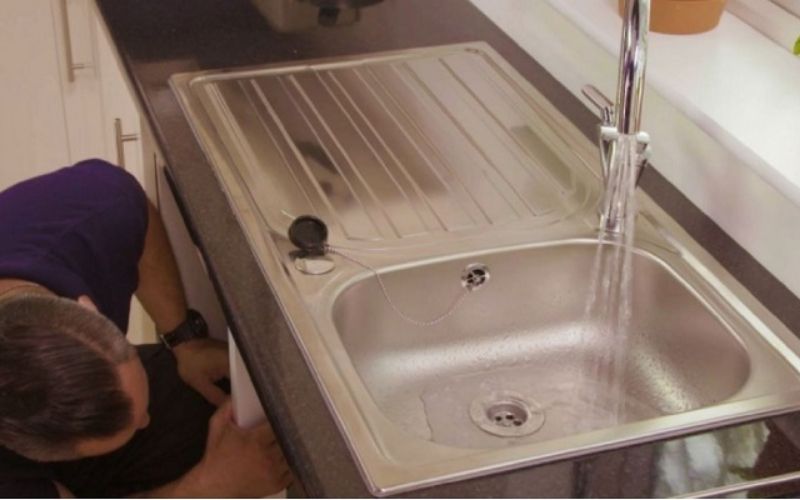 Bồn rửa chén bị thủng