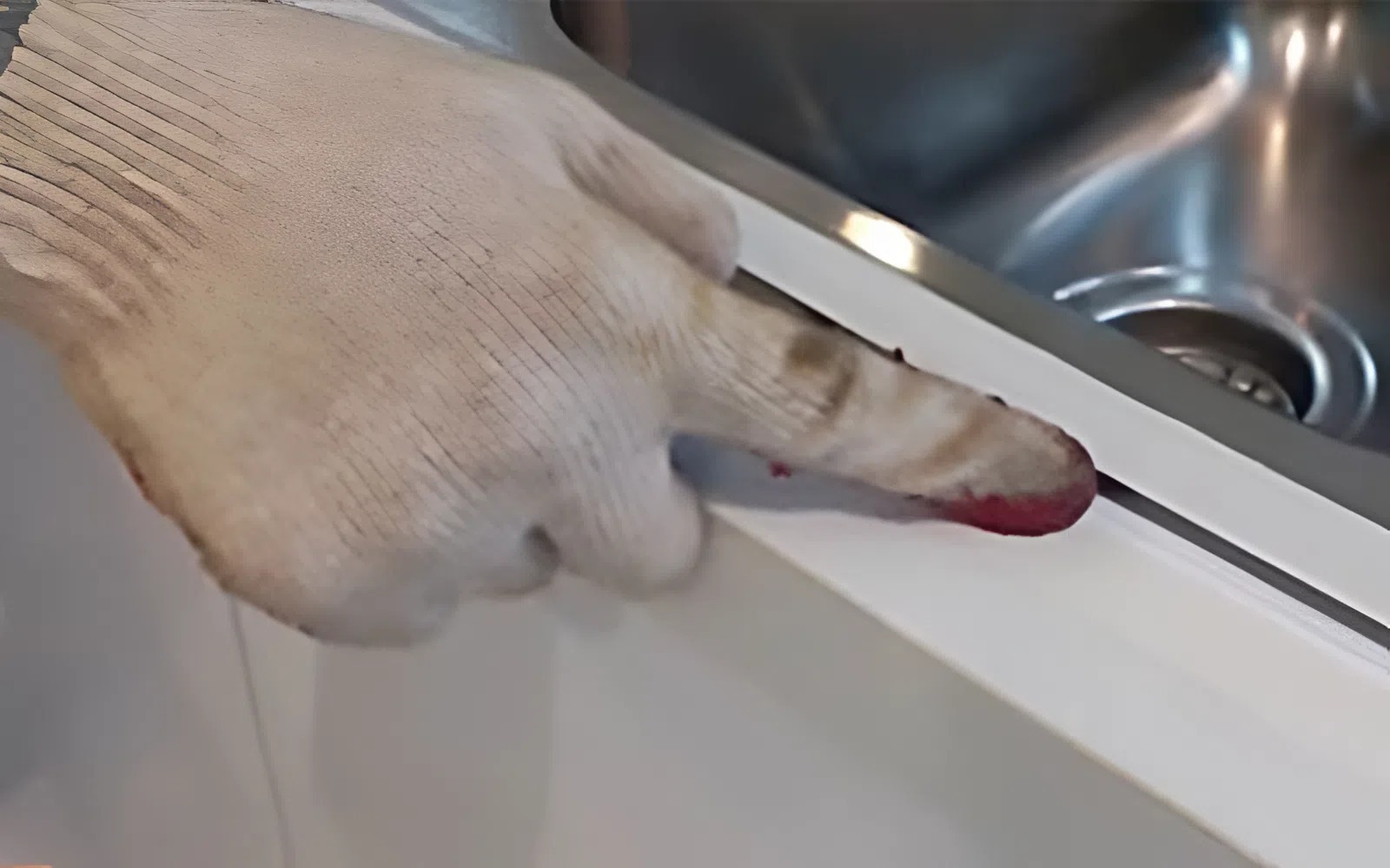 Bồn rửa chén và mặt bếp bị hở