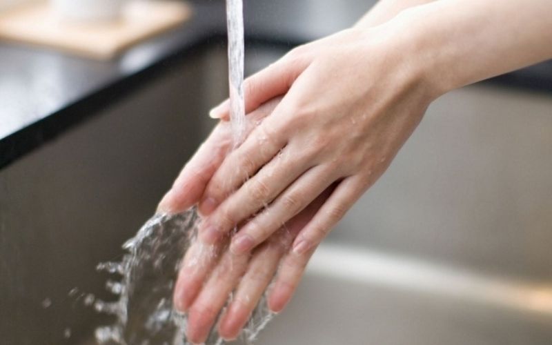 Cách xử lý khi bị ngộ độc khí nước tẩy bồn cầu 