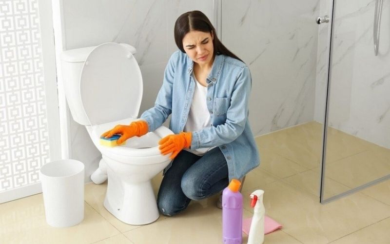 Hít phải khí nước tẩy bồn cầu