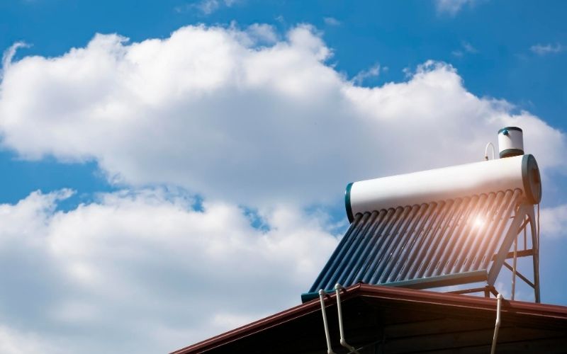 Máy nước nóng năng lượng mặt trời kết hợp điện là gì?