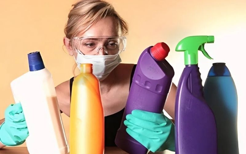 Hít phải nước tẩy bồn cầu có nguy hiểm không?