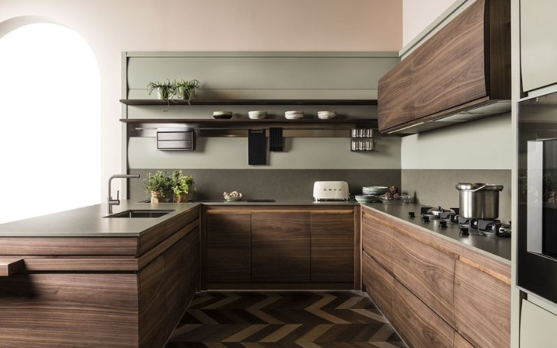 Kệ bếp chữ u tông màu gỗ đậm sang trọng 