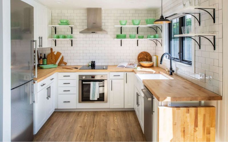 Kệ bếp hình chữ u màu gỗ kết hợp với màu trắng 