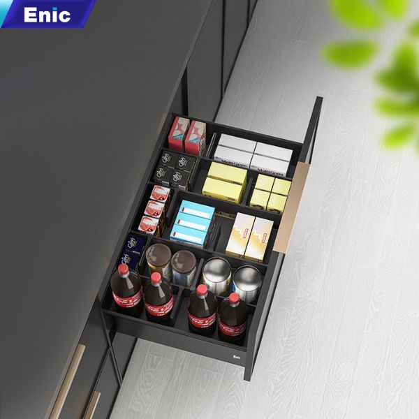 Ngăn kéo của tủ bếp dùng ray trượt để đóng mở 