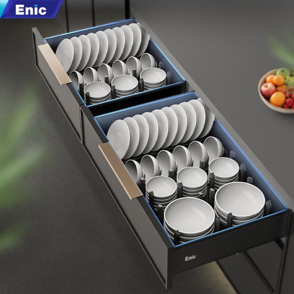 Sắp xếp chén bát gọn gàng