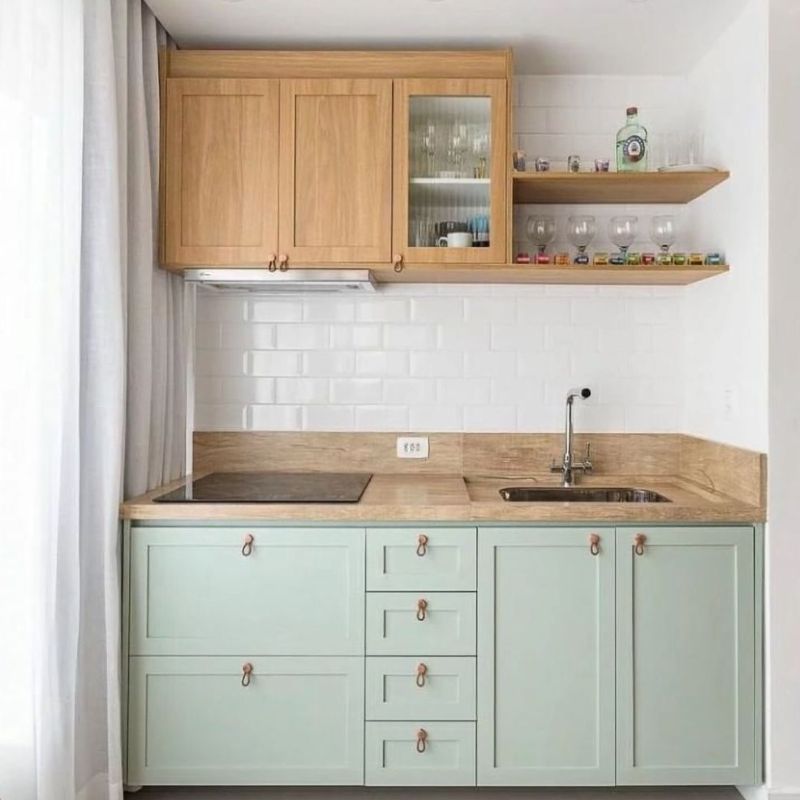 Tủ bếp dưới có ngăn kéo màu xanh ngọc tạo điểm nhấn