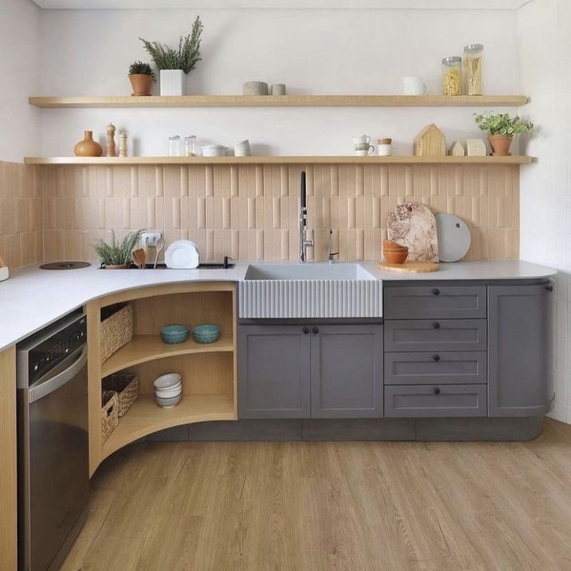 Tủ bếp dưới xám có ngăn kéo bo cong độc đáo