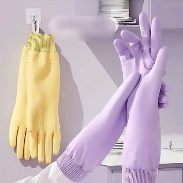 Chuẩn bị găng tay để dọn dẹp 