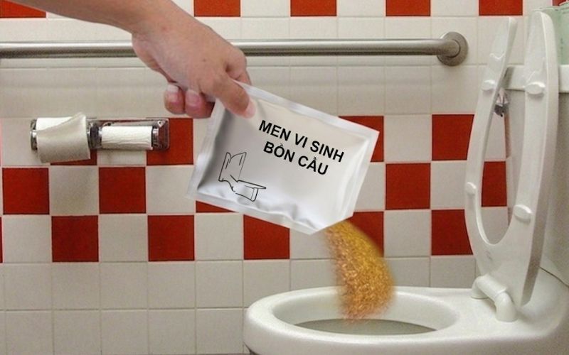 Đổ men vi sinh vào bồn cầu 