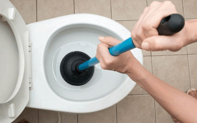 Dùng pittong thông bồn cầu 