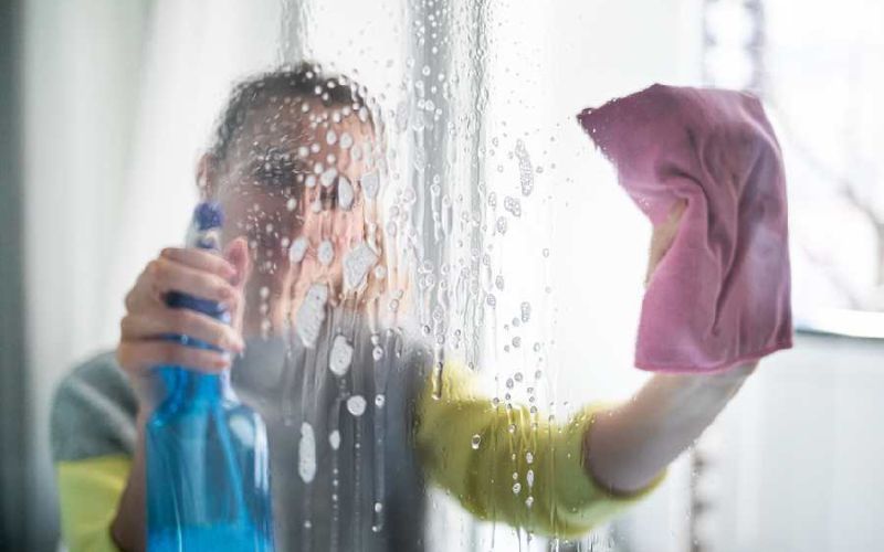 Làm sạch bằng chất tẩy rửa chuyên dụng 