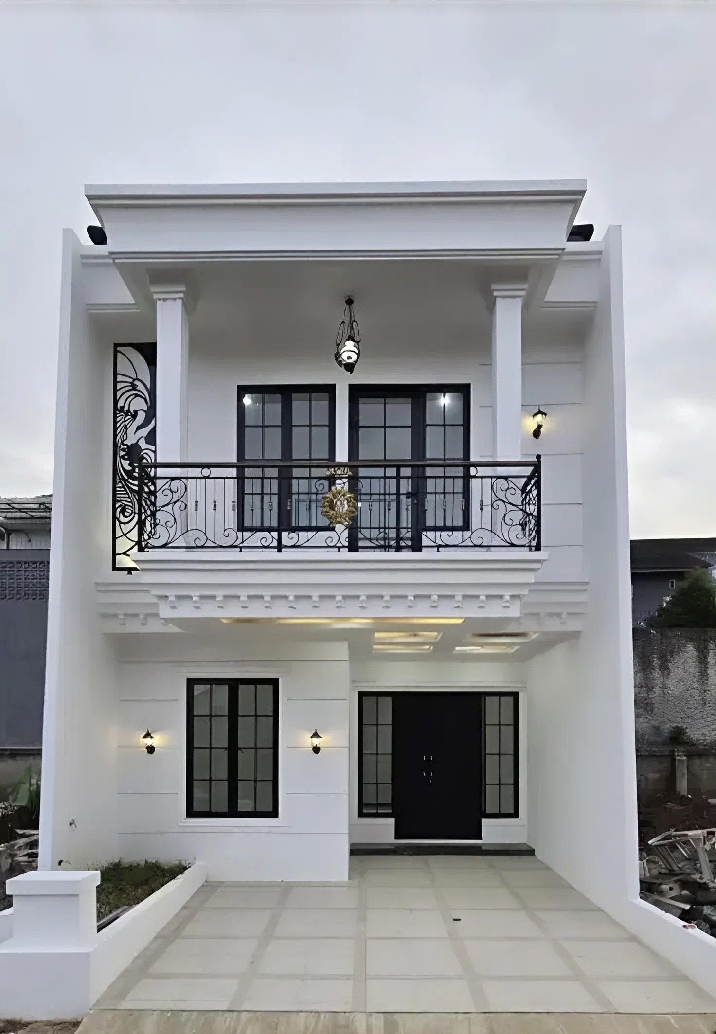 Nhà phố trắng với ban công thoáng