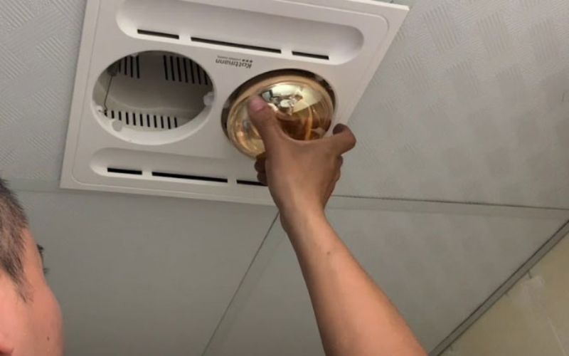 Nổ đèn sưởi nhà tắm do lắp đặt sai vị trí 
