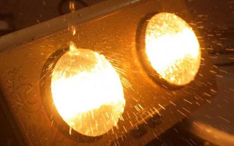 Tránh để nước văng lên bóng đèn sưởi 
